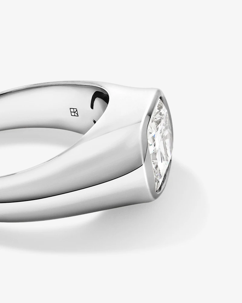 Bague en or blanc 14 carats sertie d'un diamant de laboratoire taille coussin allongé 2,00
