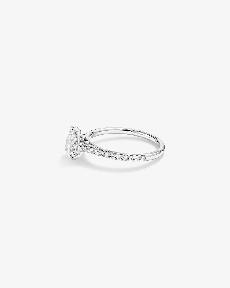 Bague de fiançailles en or blanc 14 K avec solitaire taille en poire et diamants totalisant 1,12 ct