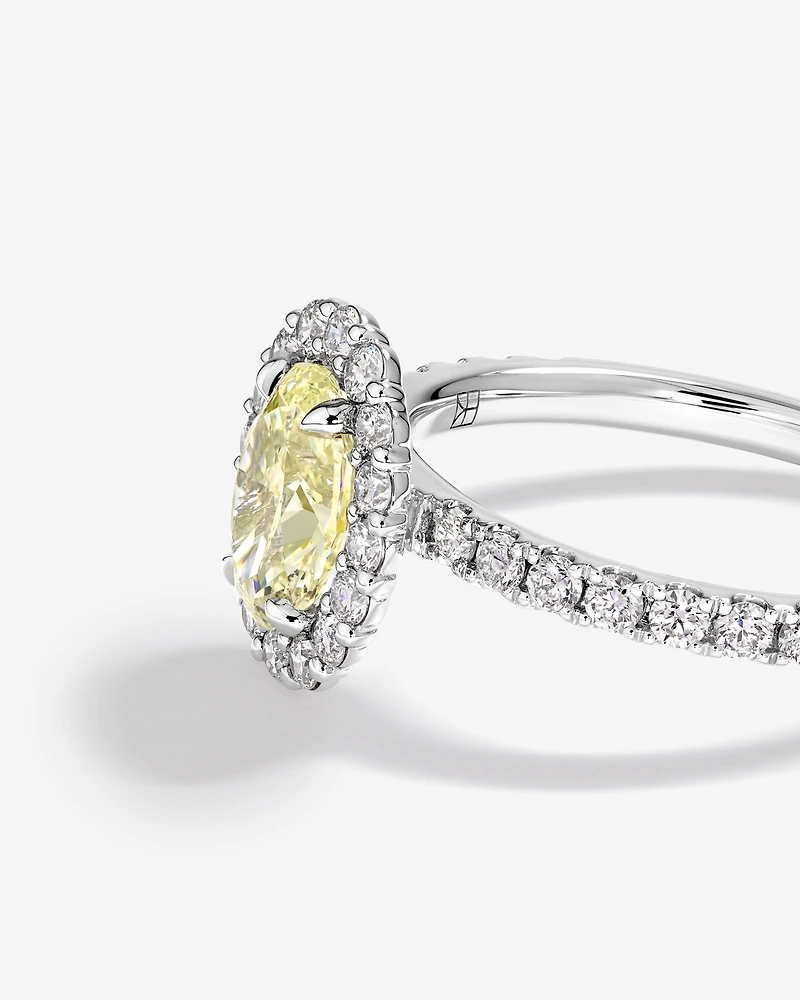 Bague de fiançailles halo en diamant jaune taillé ovale de 1,54 carat TW, en or blanc 14 kt