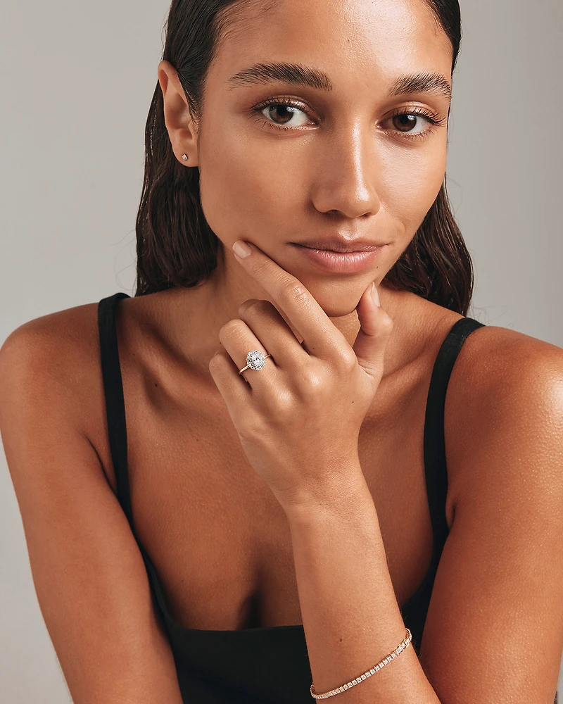 Bague de fiançailles avec diamants taille ovale marquise et halo rond brillant de 0,61 carat TW en or jaune et blanc 14 carats