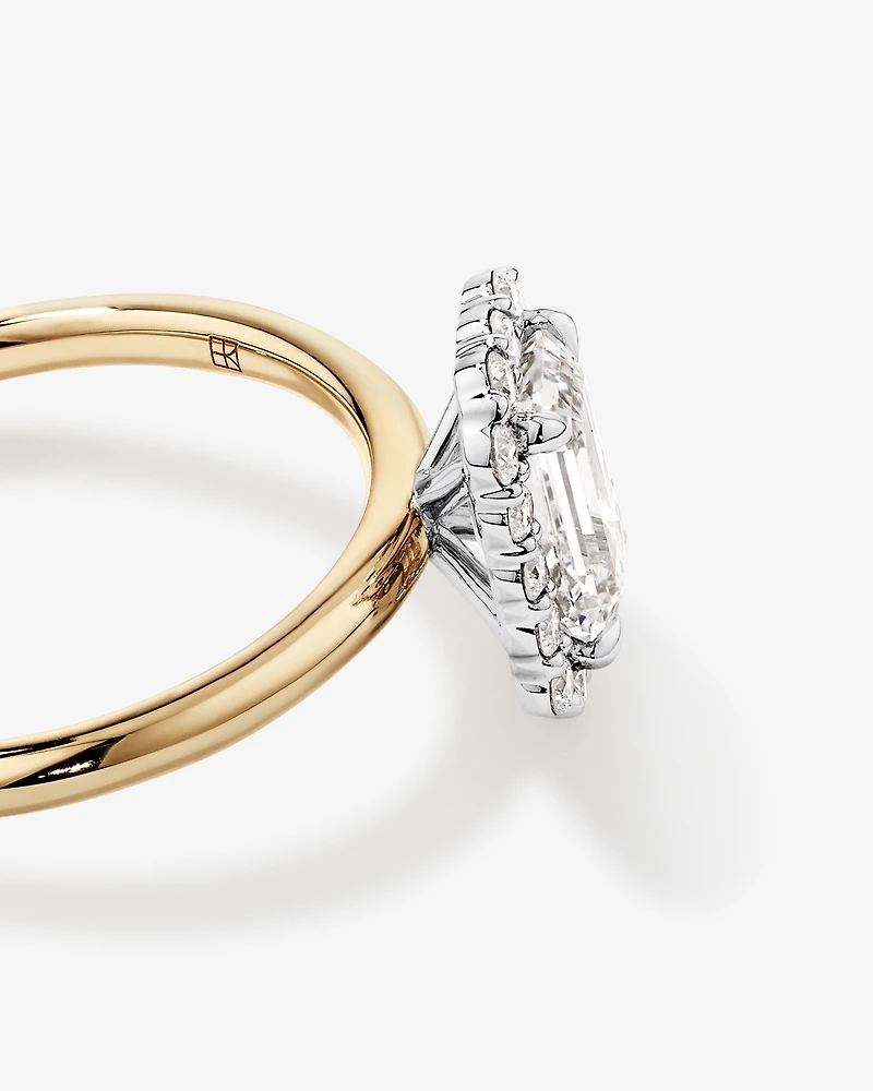 Bague De Fiançailles Halo En Diamant Laboratoire Taille Émeraude 1,46 Carat Poids Total Or Jaune Et Blanc 14 Carats