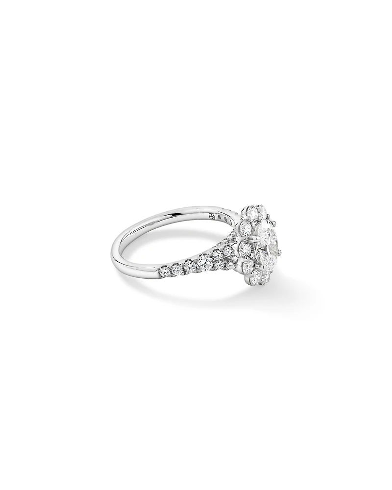 Bague en or blanc 14 carats sertie d'un diamant ovale de synthèse 2,15 (poids total) avec halo