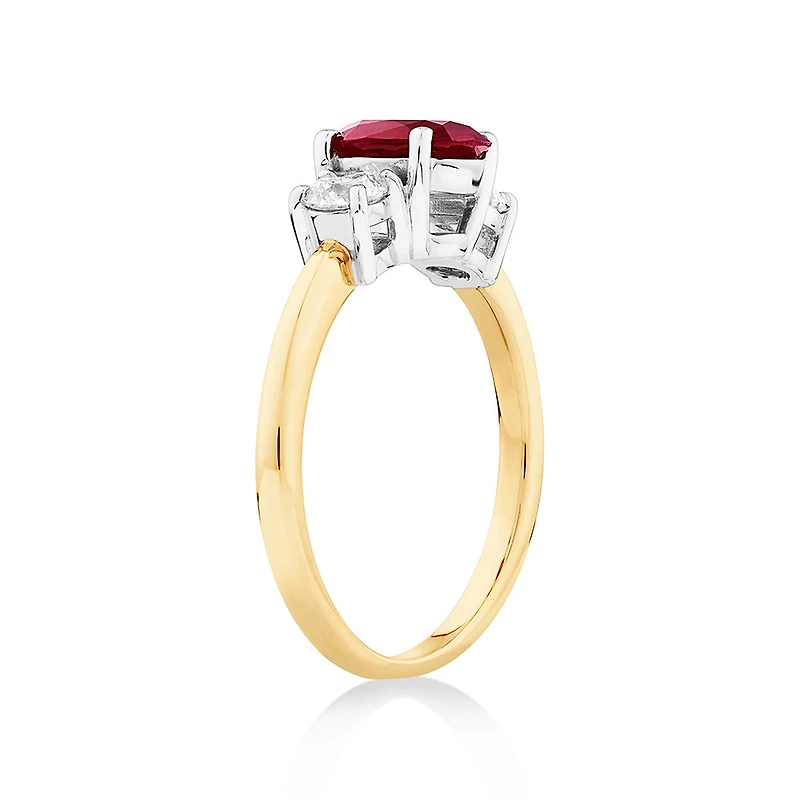 Bague en or blanc et jaune 14 K avec rubis et diamants totalisant 0,40 ct