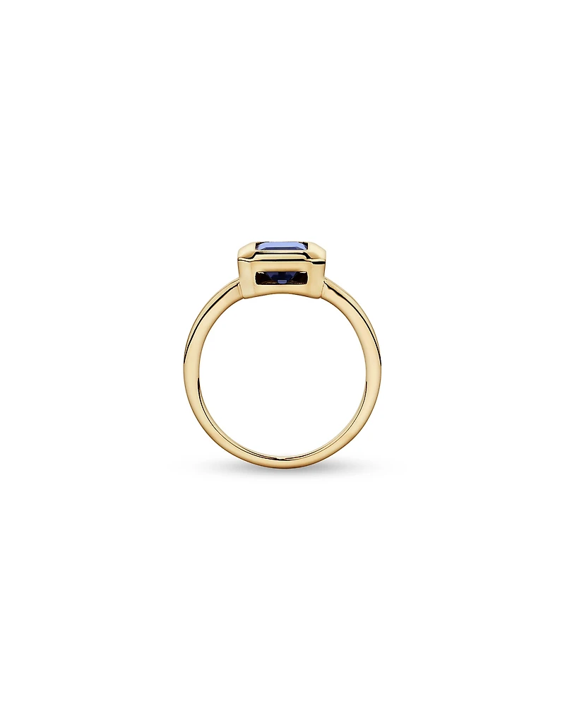 Bague en or jaune 10 carats sertie d'un saphir synthétique taille émeraude