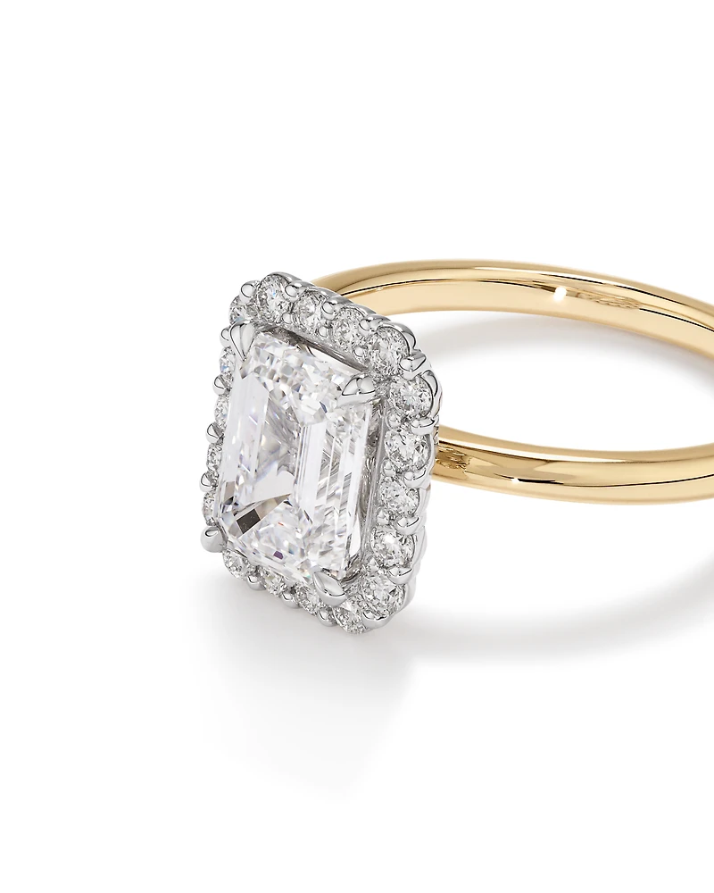Bague De Fiançailles Halo En Diamant De Laboratoire Taille Émeraude De 2,34 Carats Poids Total En Or Jaune Et Blanc 14 Carats