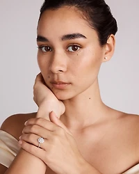 1,04 Carat Poids Total Bague De Fiançailles En Diamant Coupe Ovale Avec Halo Fantaisie, En Or Blanc 14 Ct