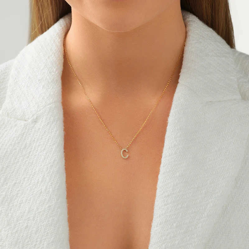 Collier à initiale « C » en or jaune 10 K avec diamants totalisant 0,10 ct