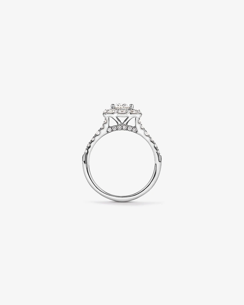 Bague en or blanc 14 carats sertie d'un diamant ovale de synthèse 2,15 (poids total) avec halo