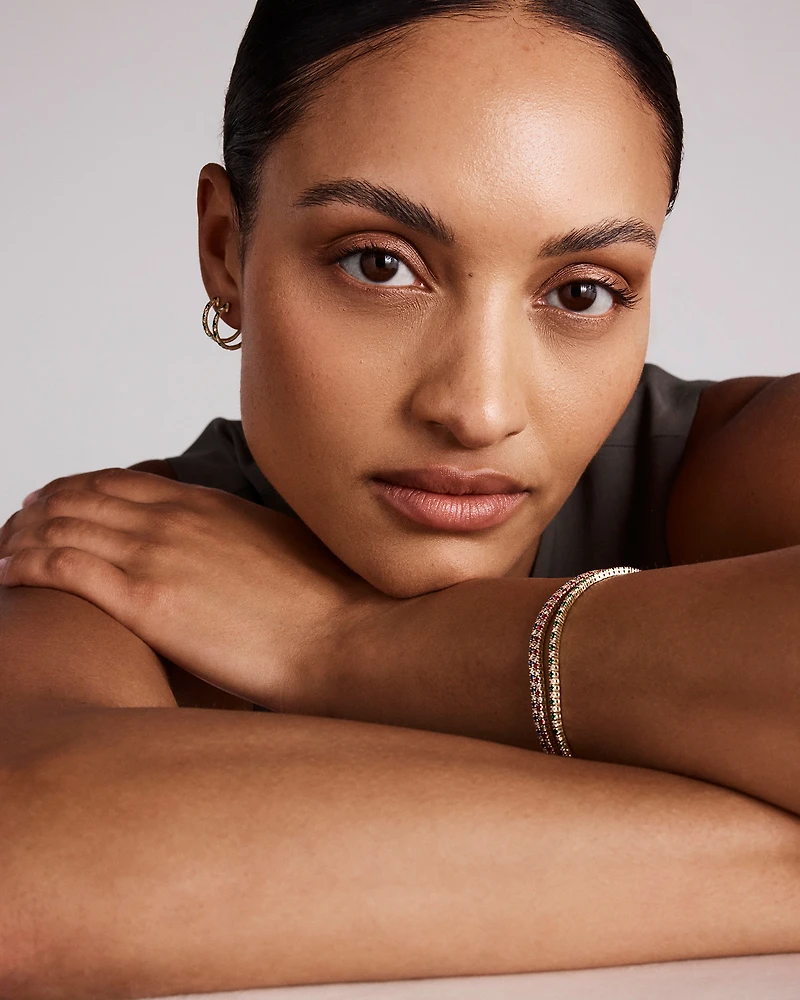 Boucles d'oreilles créoles 0,22 carat TW en diamants et émeraudes créées en or jaune 10 kt