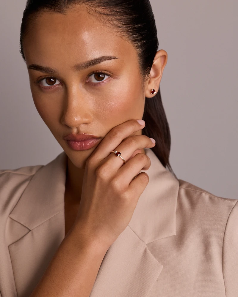 Bague avec saphir blanc et grenat ovale en or jaune 10 carats