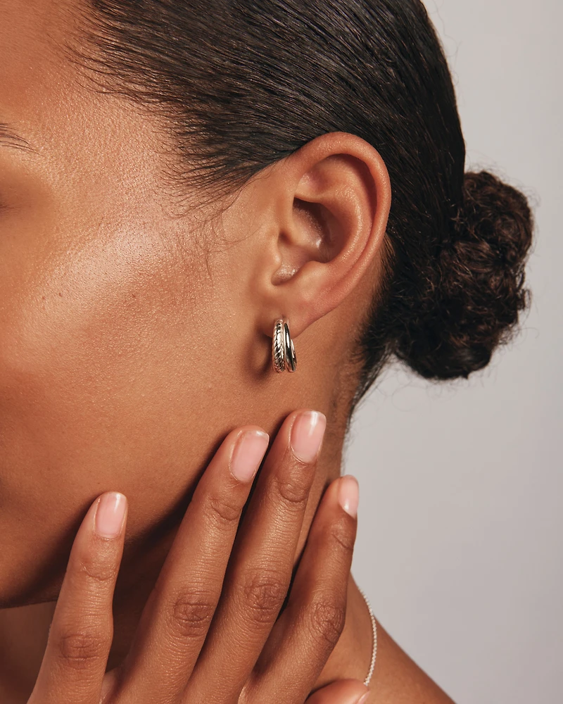 Boucles d'oreilles huggie double texture en argent sterling