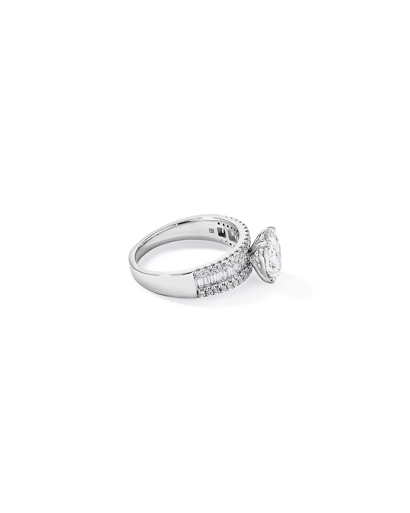 Bague en diamant latérale ovale TW de 2,21 carats et baguette cultivée laboratoire or blanc 14