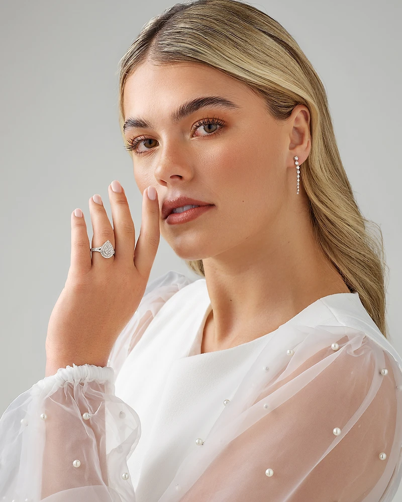 Bague halo de diamants en forme de poire de 0,65 carat en or blanc 10 kt