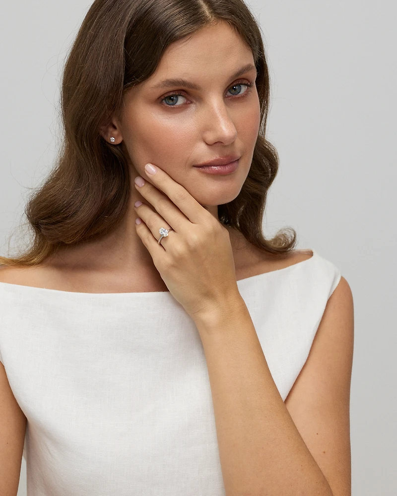 Bague solitaire en or blanc 14 carats sertie d'un diamant ovale de synthèse 1,57 carat