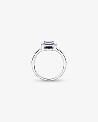 Bague en or blanc 10 carats sertie d'un saphir synthétique taille émeraude