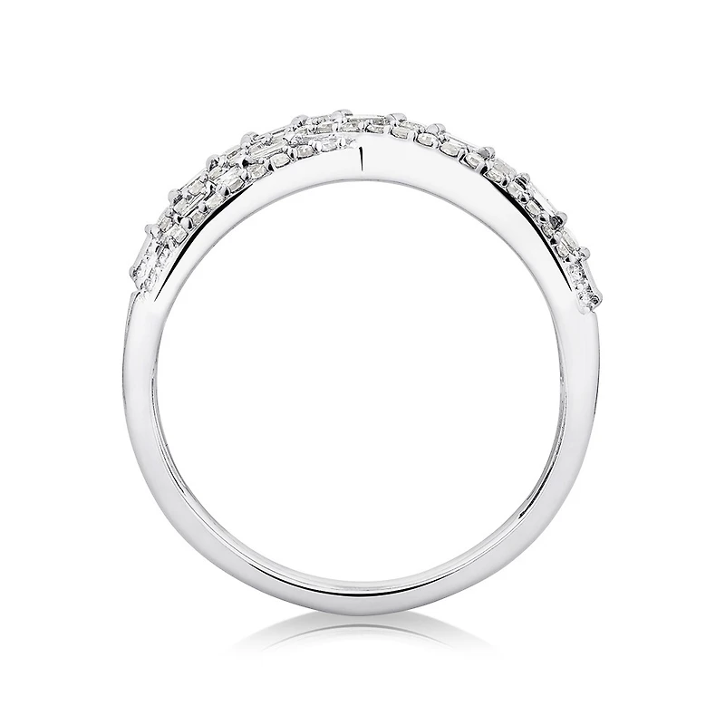 Bague en or blanc 10 K avec diamants totalisant 0,50 ct