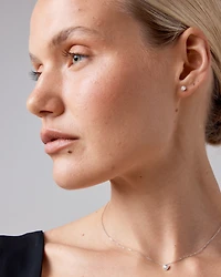 0,25 carat TW Boucles d’oreilles rondes à lunette solitaire avec diamants brillants en or blanc 18 carats