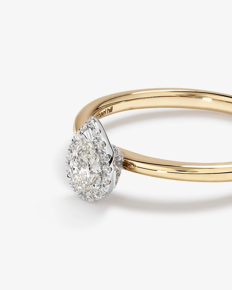 Bague de fiançailles halo en or jaune et blanc 14 carats avec diamant taille poire d'un poids total de 0,31 carat.