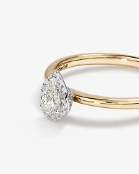 Bague de fiançailles halo en or jaune et blanc 14 carats avec diamant taille poire d'un poids total de 0,31 carat.