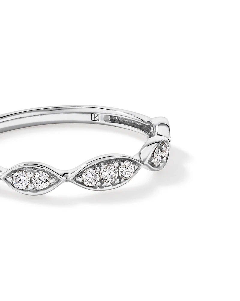 Alliance torsadée en or blanc 14 carats avec diamants (poids total 0,20 carat)