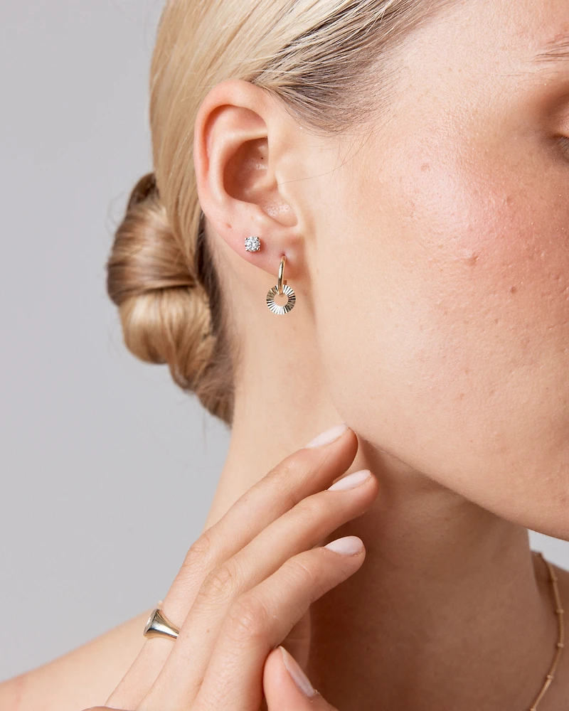 Boucles d'oreilles créoles Huggie avec pendentif cercle Sunray en or jaune 10 kt