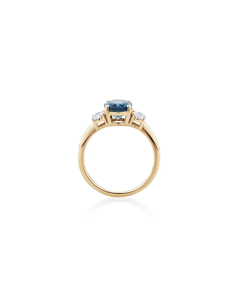 Bague en or jaune 14 K avec topaze bleue et diamants totalisant 0,46 ct