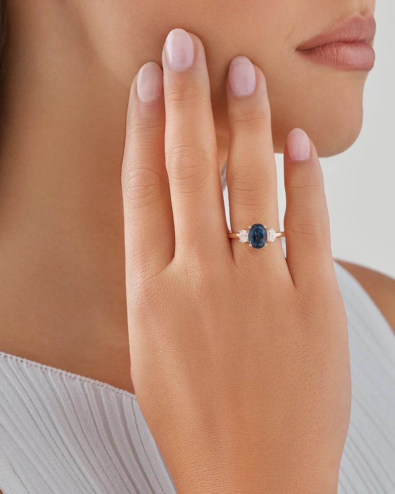 Bague en or jaune 14 K avec topaze bleue et diamants totalisant 0,46 ct