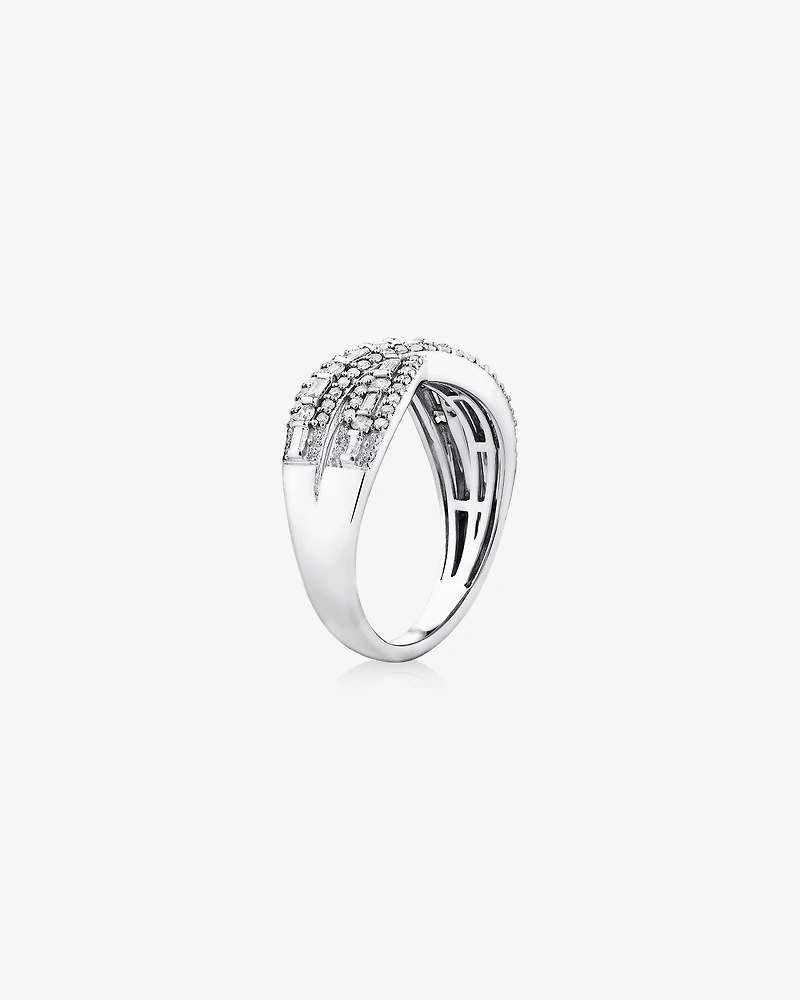 Bague en or blanc 10 K avec diamants totalisant 0,50 ct