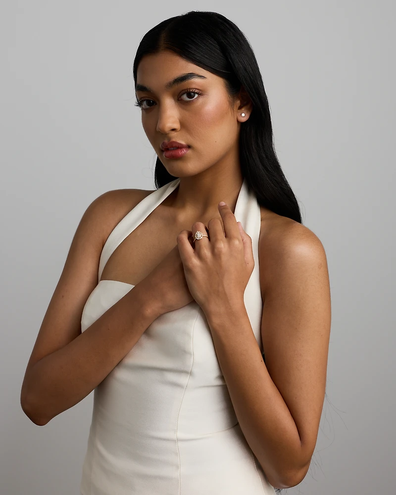 Bague en or jaune 14 carats rhodié, sertie d'un double halo de diamants ronds brillants et marquise (poids total total).