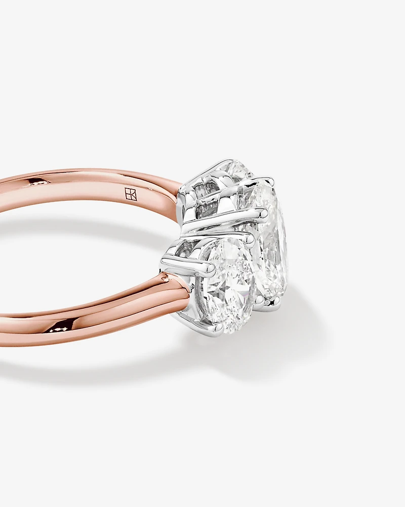 Bague de fiançailles ovale en diamants cultivés en laboratoire de trois carats de 2 carats en or rose et blanc 14 carats