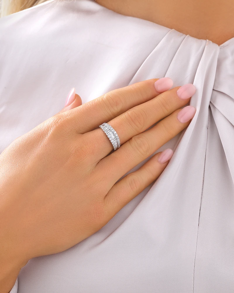 Bague en or blanc 14 K avec diamants totalisant 1 ct