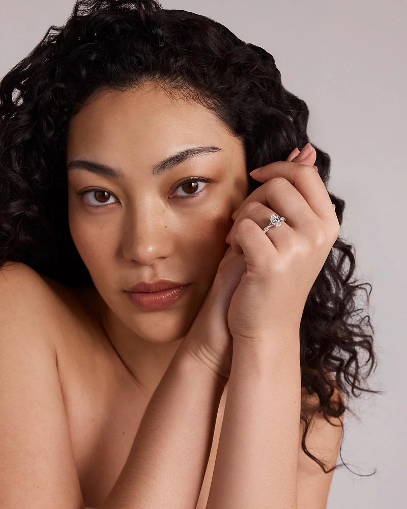 Bague de fiançailles en or blanc 14 carats avec diamant taille ovale 1,70 carat et anneau torsadé