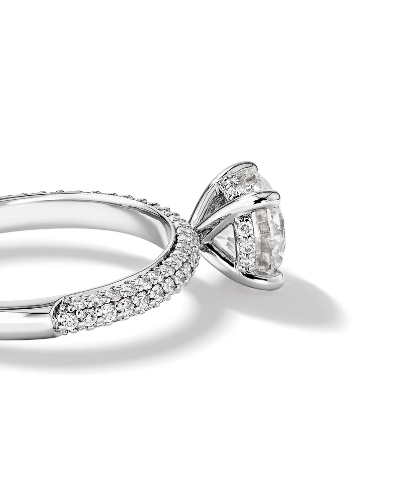 Bague de fiançailles solitaire avec accent latéral en diamant rond brillant de 1,95 carat TW, en or blanc 14 kt