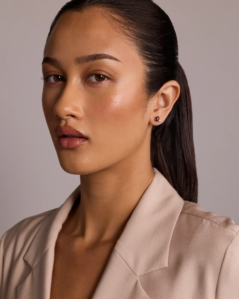 Boucles d’oreilles avec saphir blanc et grenat ovale en or jaune 10 carats