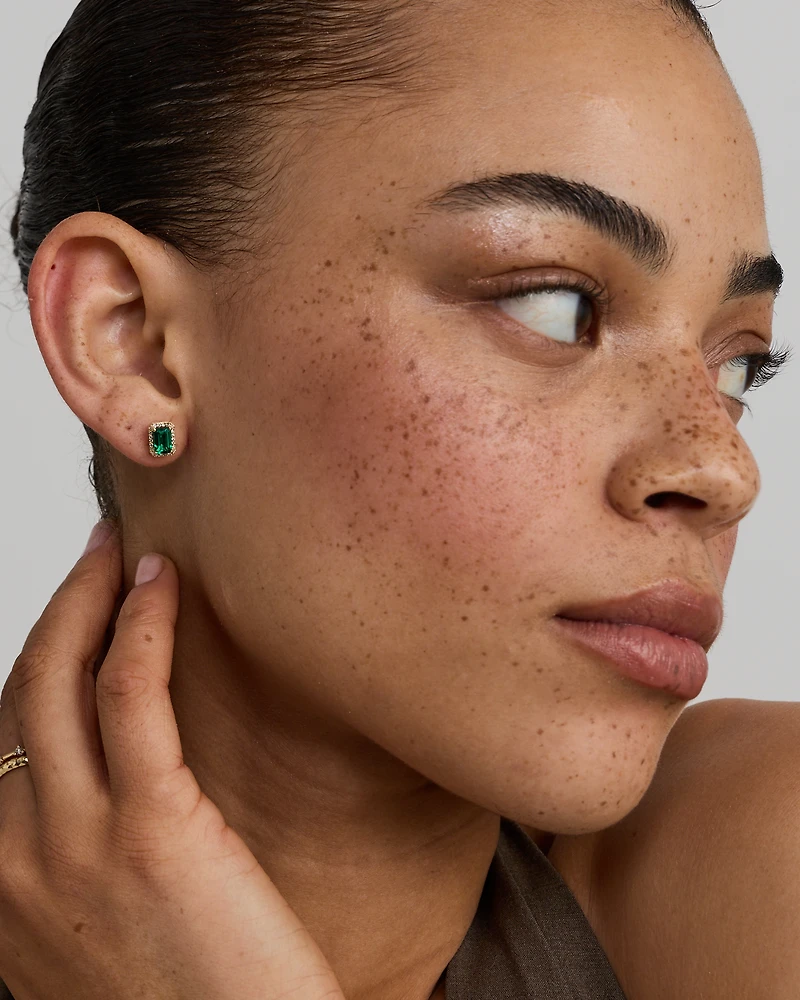 Boucles d'oreilles en or jaune 10 carats avec halo de diamants et émeraude verte synthétique taille émeraude
