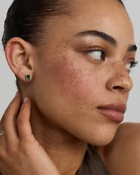 Boucles d'oreilles en or jaune 10 carats avec halo de diamants et émeraude verte synthétique taille émeraude