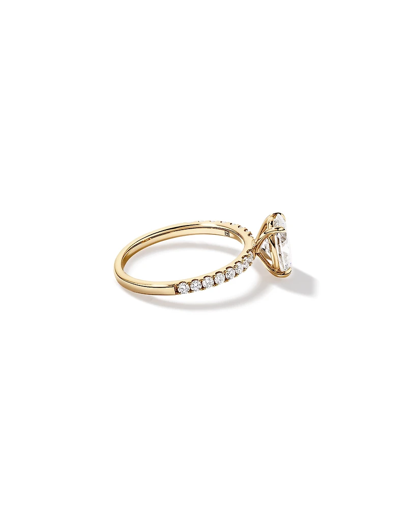 Bague de fiançailles 1,81 carat TW ovale cultivée en laboratoire avec accent latéral diamant or jaune 14 carats