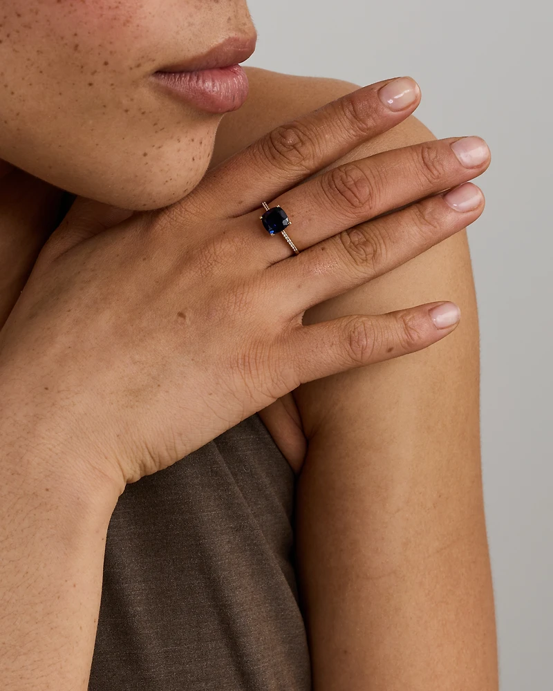 Bague Avec Pierre Précieuse Saphir Créée Bleue De Taille Coussin Et Diamants En Or Jaune 10Ct