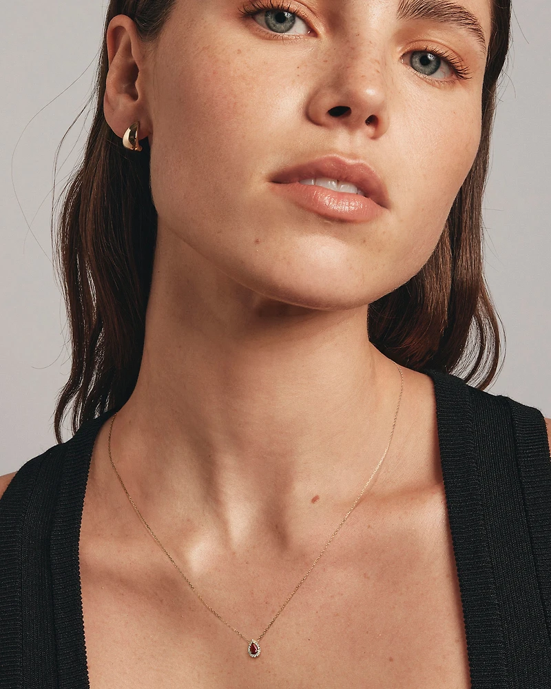 Collier Halo en Pierre Précieuse Rubis Rouge Taille Poire et 0,05 Carat TW Diamant en Or Jaune 10 kt