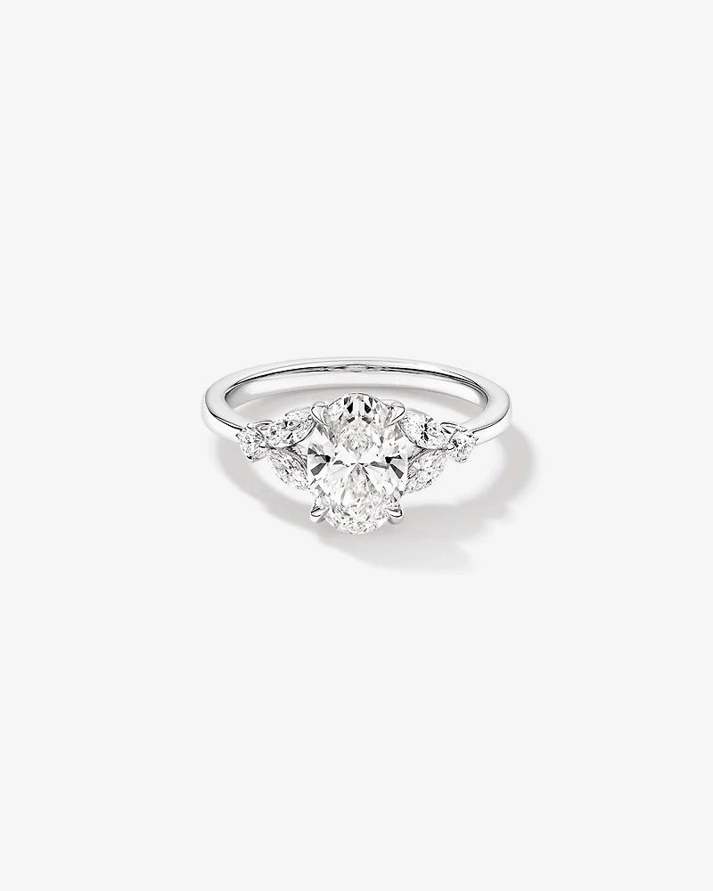 Bague de fiançailles en diamant laboratoire taille ovale 1,73 carat poids total avec pierres latérales marquise or blanc 14 kt