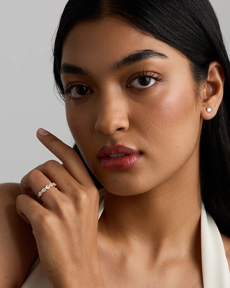 Alliance en or jaune 14 carats sertie d'un diamant ovale de laboratoire 1,25 carat (poids total) orienté est-ouest