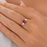 Bague en or blanc et jaune 14 K avec rubis et diamants totalisant 0,40 ct