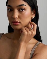 Bague en or jaune 10 carats sertie d'un saphir synthétique taille émeraude