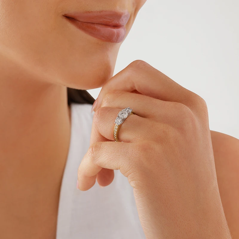 Bague de fiançailles en or blanc et jaune 14 K avec trois pierres et diamants totalisant 1,5 ct