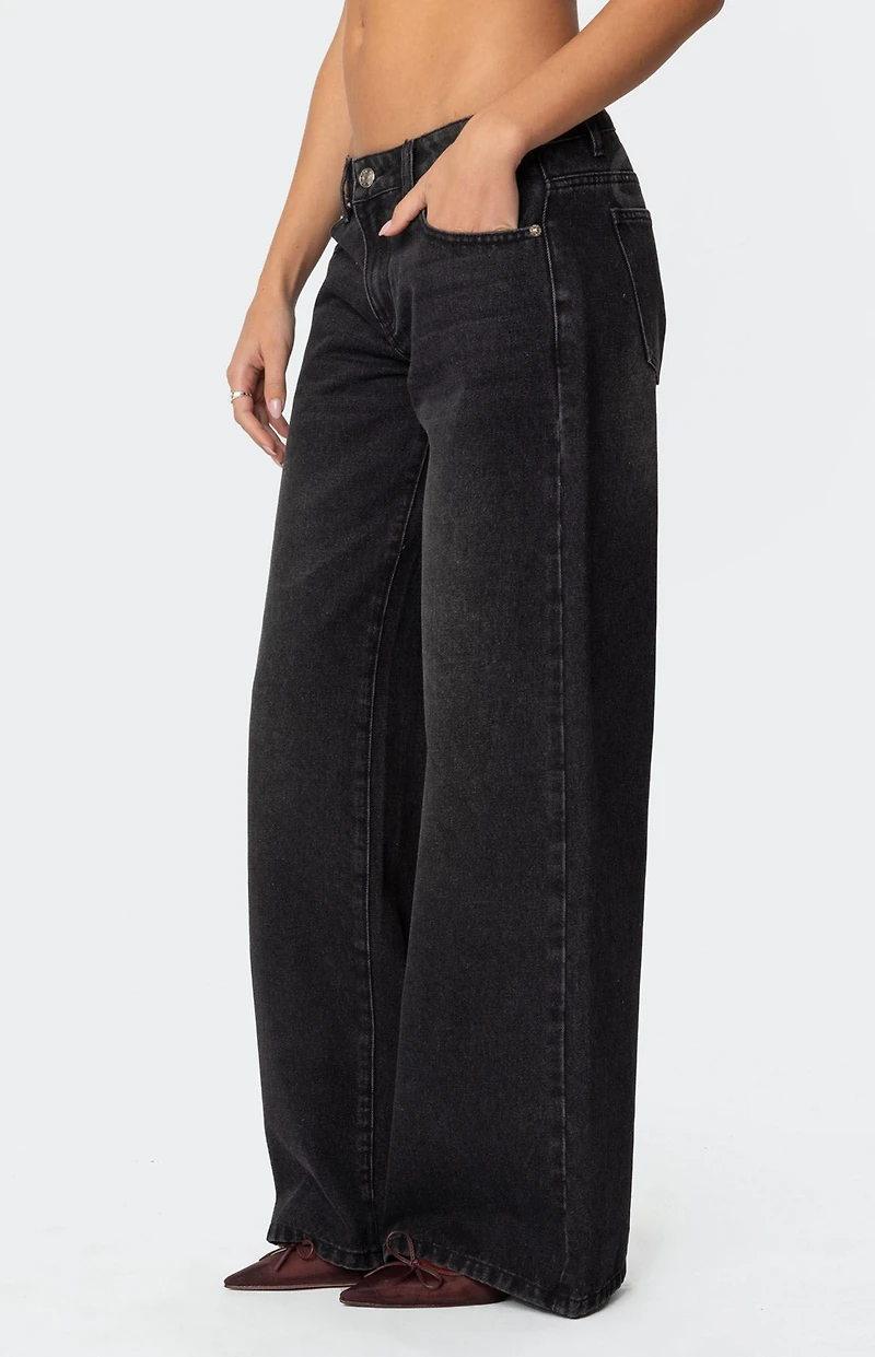 Edikted Vyxen Vintage Washed Low Rise Jeans