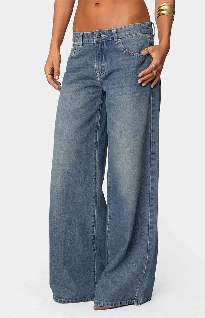 Edikted Vyxen Vintage Washed Low Rise Jeans