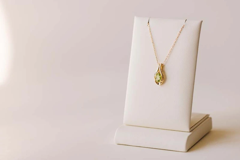 Pendant with 7x5MM Pear Shape Peridot in 10kt Yellow Gold with Chain
