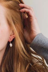 Drop Earrings with Freshwater Pearls in 10kt White Gold