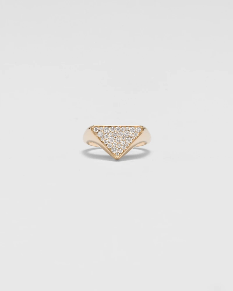 Eternal gold signet ring yellow with diamonds
