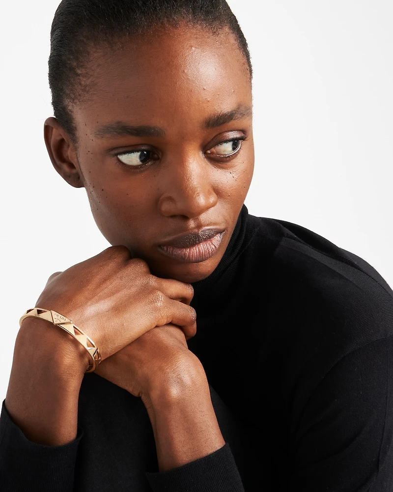 Eternal gold cut-out bangle bracelet yellow